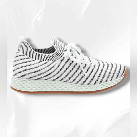 OPY Black/White 2-Tone Knit Women's Sneaker. Size 7. NIB - Picture 2 of 12